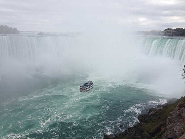 niagara-falls-boats